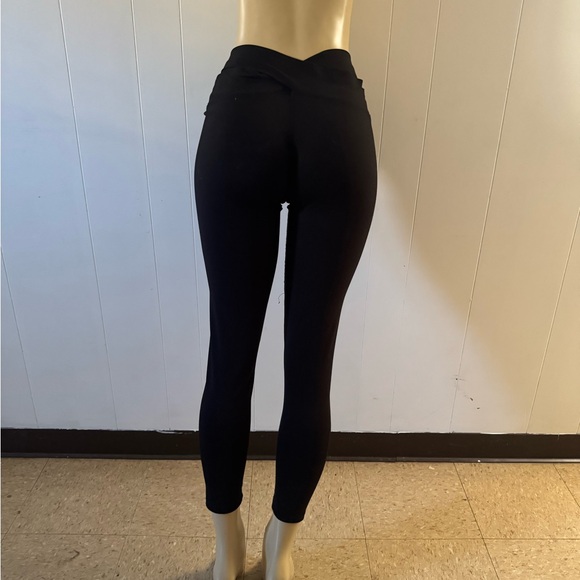 Cutout sides leggings size L run small - Picture 5 of 5